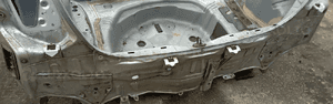 Toyota Yaris II   pas tył tylny ściana bagażnika  06-11 2