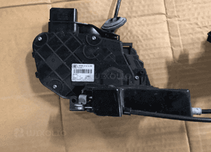 Zamek drzwi przedni lewy od kierowcy 6W8A-21813 Land Rover Freelander 2 II 1