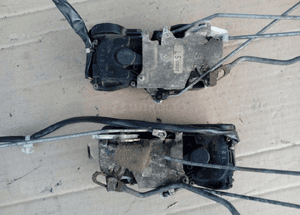 Mazda Premacy zamek drzwi przod przedni prawy 1