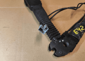 Bmw E87 oe33044477F napinacz pasów przód prawy 4
