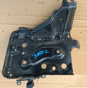 Toyota Yaris II     06-11 podstawa pod akumulator 1