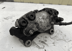 Zacisk lewy przód audi A7 32348421A 3