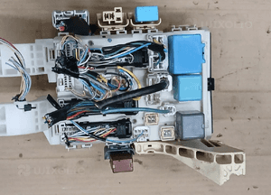 Toyota Yaris II 1.0  B 1.4 D4D moduł skrzynka bezpieczników 82730-52700 4