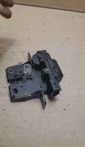 Zamek bagażnika tył qashqai J10 90502EY10A 3