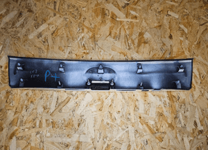 Toyota PRIUS PLUS blenda klapy bagażnika 070 3