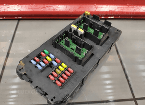 JEEP COMMANDER XK XH 3.0 CRD SKRZYNKA MODUŁ BEZPIECZNIKÓW 56050593AB 3