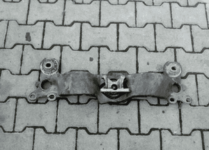 Audi A4 B6 2.5 TDI belka pod skrzynie biegow 1