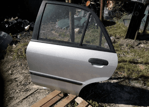 Mazda 323 bj 98-03 Sedan Drzwi szyba lewe tył 18G 22V 1