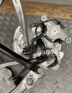 MERCEDES C W205 ZAWIESZENIE ZWROTNICA AMORTYZATOR PRAWA A2053200413 2052200 8