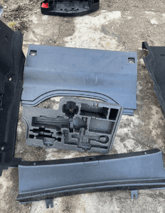 MERCEDES E 212 tapicerki bagażnika boczki styropian podstawa akumulatora osłona pasa tylnego 3