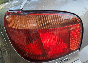 Toyota Yaris I lampa tył tylna prawa francuska 2