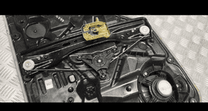 Mercedes W247 mechanizm drzwi lewy tył 7
