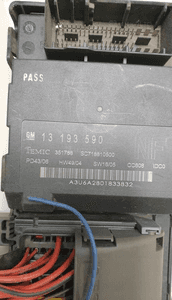 VECTRA C SKRZYNKA BEZPIECZNIKÓW 13223678 13193590 2