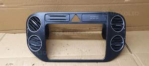 Kratka nawiewu powietrza środkowa ramka radia dekor VW Golf V Plus 5M0858071J 1