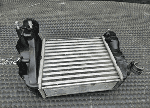 Intercooler 8E0145805L Lewy Chlodnica Powietrza Turbiny 1.8 T Turbo AUDI A4 B6 B7 22