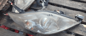 Przod przednia lampa prawa mazda 5 2