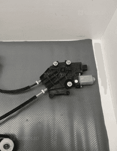 BMW F44 PODNOSNIK SZYBY TYŁ PRAWY 9851140 4