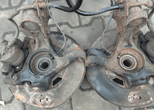 Toyota Yaris II   zwrotnica prawa  lewa 06-11 1