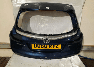 Klapa bagaznika tył tylna opel insignia a Z22A kombi niebieski zbita szyba 1