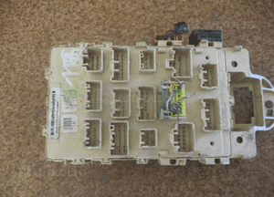 SKRZYNKA BEZPIECZNIKÓW BSI YARIS I 82730-0D020 2