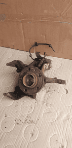 Zwrotnica piasta lewy przód kompletna VW FOX 1.2 3