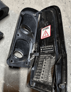 MERCEDES 447  klapka wlewu czarna biała 3