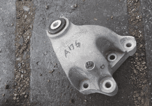 MERCEDES A 176 CLA 117 łapa silnika 2462401109