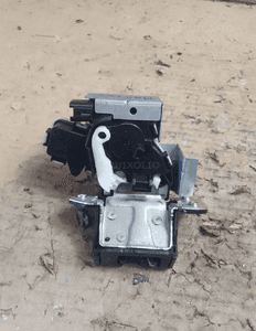 Zamek klapy tył mazda 3 C6728 1