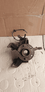 Zwrotnica piasta lewy przód kompletna VW FOX 1.2 1