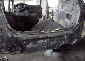 Kia Carens II pas tyl tylna sciana bagaznika 1