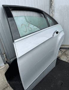 MERCEDES E 212 sedan drzwi lewy tył srebrne 775 lewe tylne 4