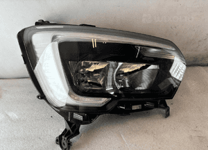 Lampa prawy przod renault master iv 4 260105567R 1
