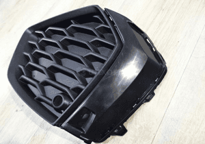 Kratka w zderzak prawa audi A3 8Y 8Y0807682B 4