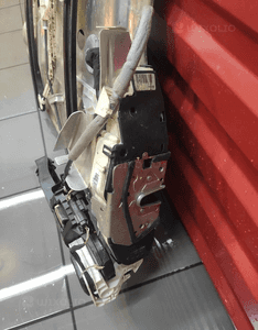 Mercedes W221 zamek dociąg lewy przód dociąganie drzwi 4
