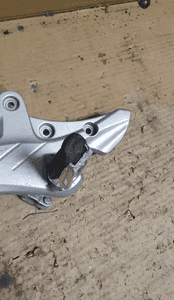 Suzuki gladius 650 set podnóżek prawy + pompa 7