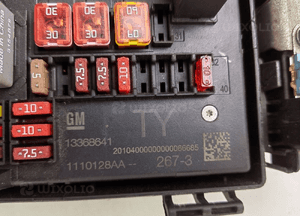 SKRZYNKA BEZPIECZNIKÓW ASTRA J 13368641 3