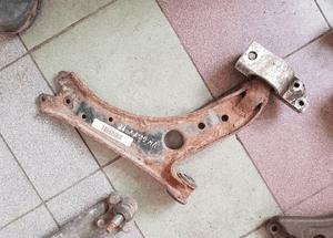 wahacz prawy przód golf 5