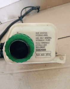 Zbiorniczek płynu wspomagania przewody VW Touareg 7L0422371C 4