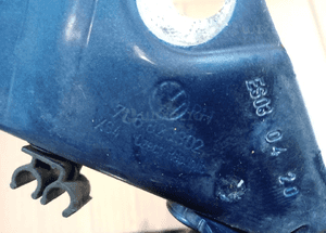 Zawias maski prawy LD5Q VW Touareg 7L6823302 5