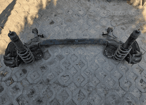 toyota PRIUS PLUS belka tylna oś 6