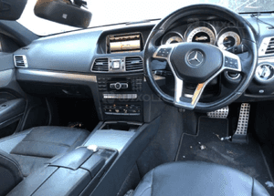 Mercedes E 207 konsola UK air bag poduszki kokpit deska pulpit Anglik idealna beżowa 2