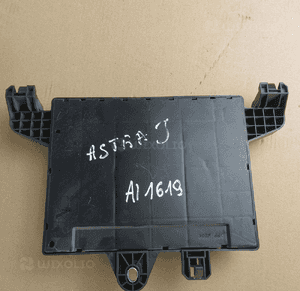 SKRZYNKA BEZPIECZNIKÓW MODUŁ BSI 13302301 OPEL ASTRA IV J 2