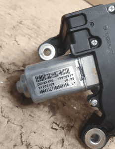 SILNICZEK WYCIERACZKI TYLNEJ OPEL ASTRA J nr 13256917 2