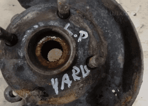 Zwrotnica piasta lewy przód przednia Toyota Yaris I 6