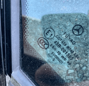 MERCEDES E 207 szyba karoseryjna boczna mała uszczelka karoserii 2