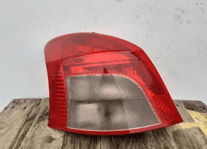 Toyota yaris ii 2 lampa tył tylna lewa 1