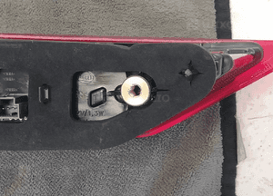 VOLVO XC60 II LAMPA PRAWY TYŁ TYLNA W KLAPĘ ORYGINAŁ 9