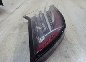 TESLA MODEL 3 LAMPA lewa  tył  TYLNA w klapę  1077401 LLU 8