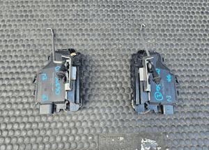Zamek Drzwi 4B1837015G 8E1837016C Rygiel Lewy Prawy Przod Przedni Europa Audi A4 B6 A6 C5 Sedan Kombi 1