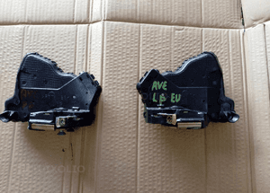 Toyota Avensis T25 Corolla Verso zamek drzwi przod prawy lewy 4
